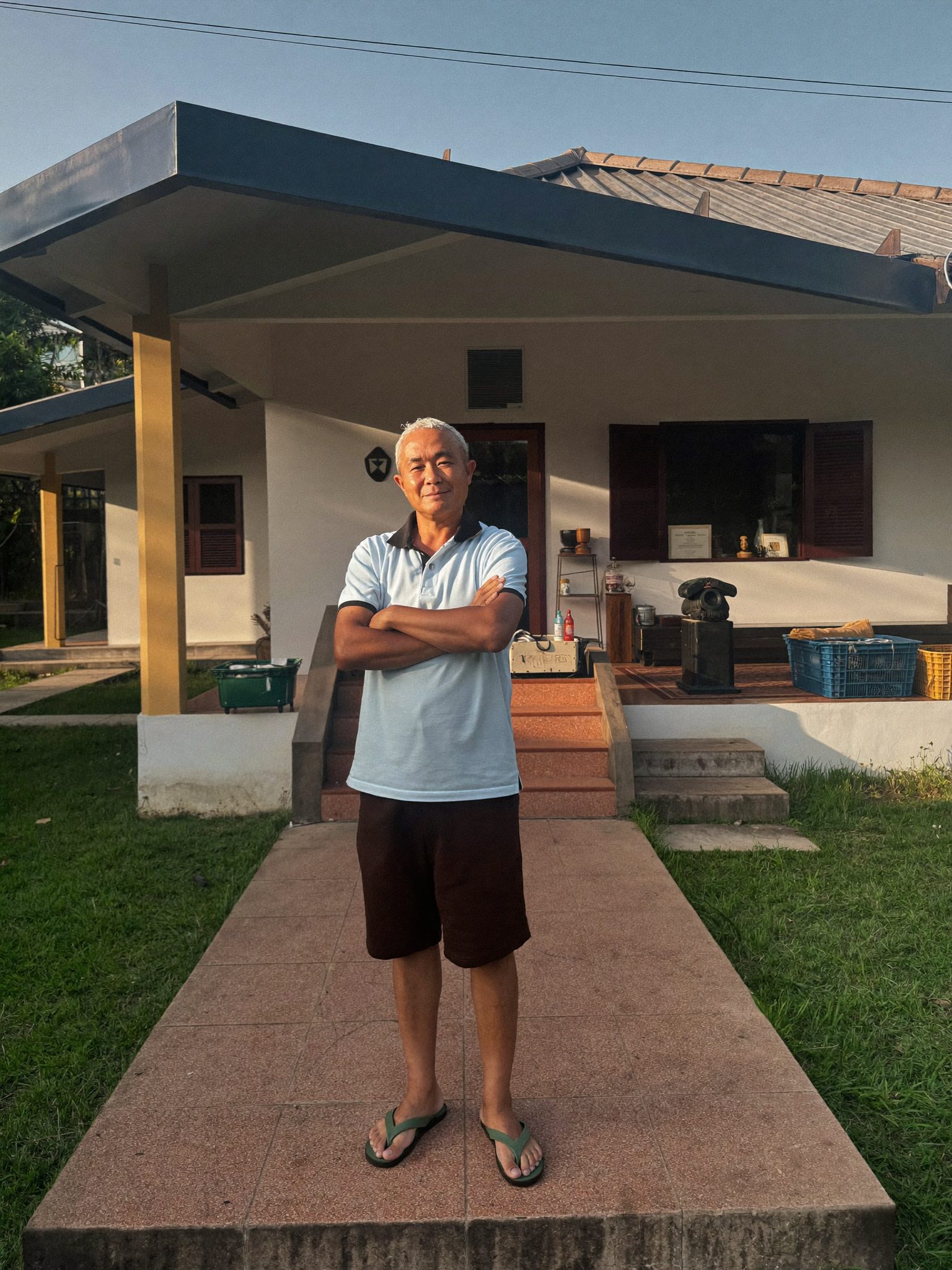 Pemilik rumah di teras depan mempersiapkan rumah untuk dijual