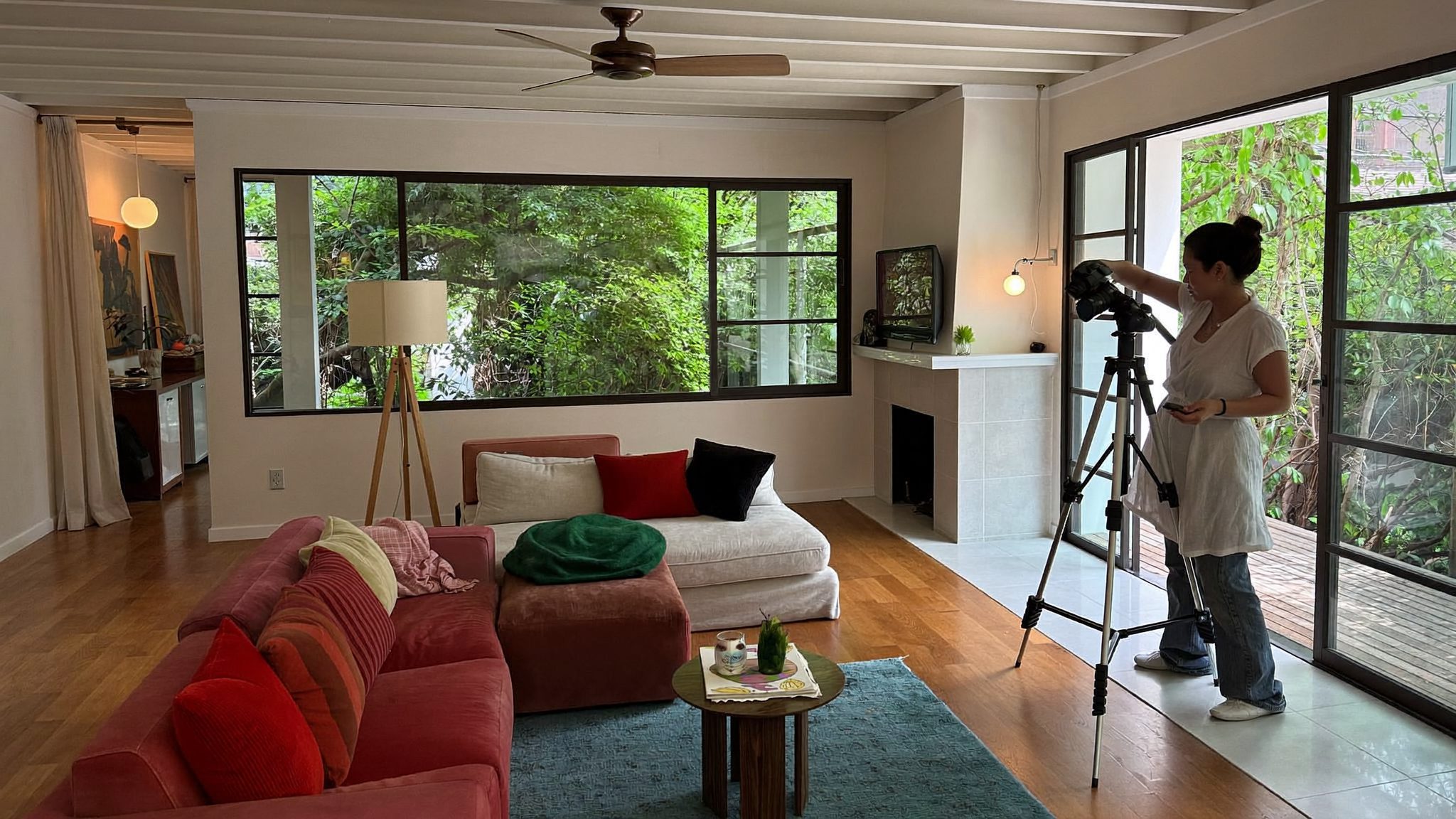 Fotografer properti memotret interior rumah dengan cahaya alami